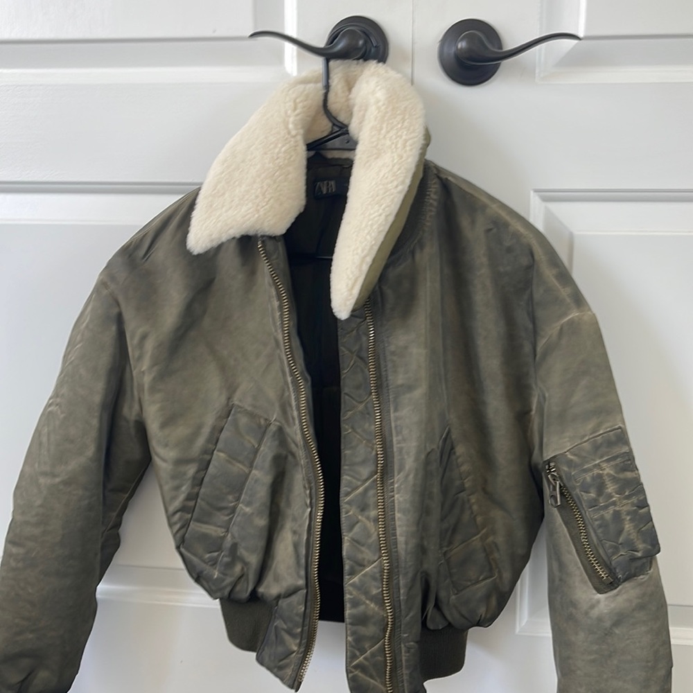 Women’s cropped bomber jacket, photo for color size extra small worn  excellent